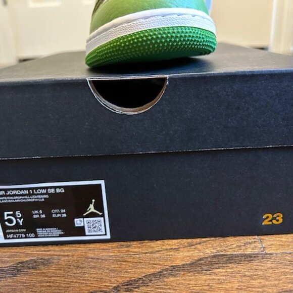 Air Jordan 1 Low SE Green and White Sneakers - NEW - Size 5.5Y - Picture 4 of 4